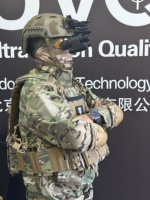 Monokuler Penglihatan Malam Digital Gaya PVS-14 1 Inci BSI CMOS 2x 4x 100Hz Resolusi 800x600 Pemasangan Helm Cahaya Rendah UVQ G14