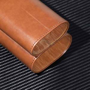 Estuche para Cigarros de Cuero Marrón para 3 Cigarros, Humidor para Cigarros Forrado en Madera de Cedro con Cortador de Acero Inoxidable Plateado y Logotipo Personalizado - Product Image 4