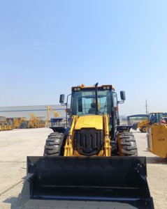 Chargeuse-pelleteuse compacte intégrée 777A, 8,4 tonnes, avec godets 4-en-1 de 1 m³ et 0,2 m³ - Product Image 3