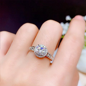 Anello Classico con Micro Pavé di Zirconi per Donne, Gioiello Elegante e Scintillante per le Dita - Product Image 3