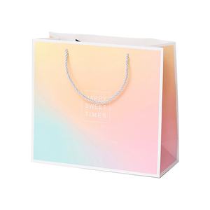Bolsa de embalaje de papel de regalo de superficie estampada en caliente de color personalizado al por mayor de alta calidad - Product Image 4
