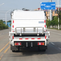 Nouveau camion compacteur de déchets léger Howo 6 m³ à chargement arrière