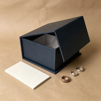 Caja Magnética Azul Marino Personalizada Estilo Libro con Exterior Texturizado para Regalos de Lujo y Presentación de Relojes
