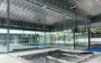 Auvent rétractable électrique pour terrain de padel, résistant au vent et imperméable