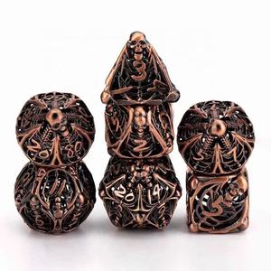 Ensemble de dés polyédriques <span class=keywords><strong>Dnd</strong></span> à 7 pièces en forme de crâne creux, dés en alliage de zinc incrustés de résine bleue pour les jeux de rôle <span class=keywords><strong>DND</strong></span> - Product Image 6