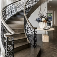 Escalier en colimaçon incurvé de luxe moderne avec balustrade en fer forgé et main courante en bois massif
