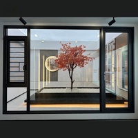 Fenêtre à battant en aluminium noir avec châssis fonctionnel et grande vitre fixe pour usage domestique, design moderne