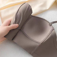 ワンピースシームレスストラップレスブラジャー女性小さなバストを強化し、バストを持ち上げ、垂れ防止、ワイヤーフリー、通気性のある薄いナイロン
