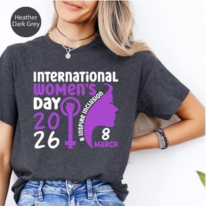 Maglietta per la Giornata Internazionale della Donna 2026, T-Shirt Casual da Donna con Stampa Floreale Femminista, Celebrazione del 8 Marzo, Grigio Scuro Mélange - Product Image 1
