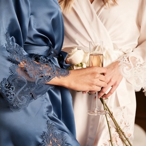 ODM/OEM logotipo personalizado mujeres batas de satén dama de honor fiesta nupcial primavera otoño verano cuello en V manga larga suave boda Demi Bata - Product Image 2