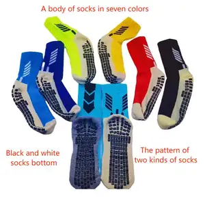 Kaus kaki sepak bola profesional desain kustom, kaus kaki olahraga pegangan Anti selip warna-warni