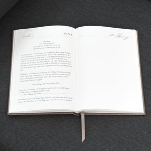 Carnet <span class=keywords><strong>de</strong></span> notes guidé avec logo personnalisé, inspiré par <span class=keywords><strong>l</strong></span>'Esprit, couverture rigide en lin, avec questions <span class=keywords><strong>de</strong></span> <span class=keywords><strong>poésie</strong></span> pour les créatifs - Product Image 2