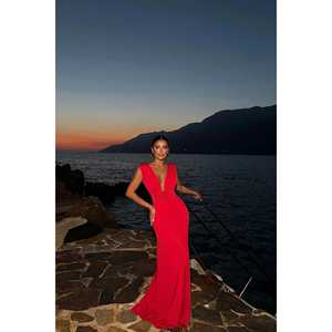 Robe de soirée rouge style simple, coupe trapèze, longueur genou, avec détails roses, taille empire au crochet, ornée de strass et de plumes - Product Image 3