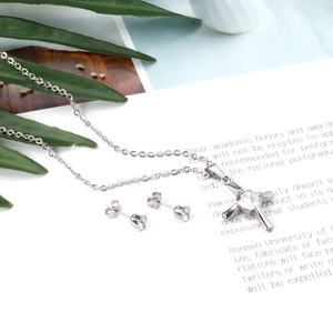 Conjunto de Joyería de Acero Inoxidable con Colgante y Pendientes de Diamantes Cruzados Brillantes y Delicados para Mujeres y Hombres - Product Image 3