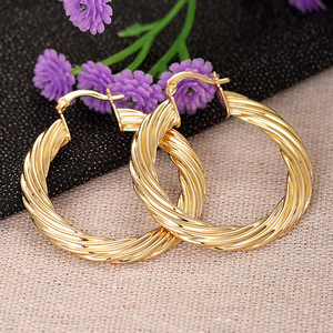 ต่างหู Eden Golden Hoop ชุบทอง 22k ดีไซน์คลาสสิกสำหรับผู้หญิง สวมใส่ได้ทุกวัน - Product Image 4