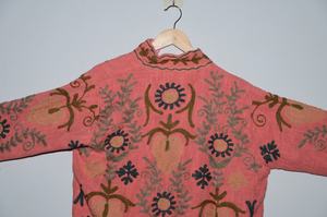 เสื้อแจ็คเก็ตบอมเบอร์ถักนิตติ้งสีชมพูสำหรับผู้หญิง ปักลายด้วยมือ ระบายอากาศได้ดี เป็นมิตรกับสิ่งแวดล้อม แขนทรงปีกค้างคาว ผ้าฝ้ายลายดอกไม้สไตล์โบโฮ สำหรับฤดูใบไม้ร่วงและฤดูหนาว - Product Image 3