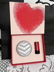 Le luxueux ensemble de maquillage comprenant un coussin de teint couvrant et un rouge à lèvres est un excellent choix comme article cadeau. - Product Image 6