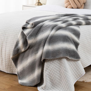 Lujo 550gsm capa única Extra suave gris y blanco raya doble cara piel sintética Minky mantas <span class=keywords><strong>para</strong></span> sofá - Product Image 4