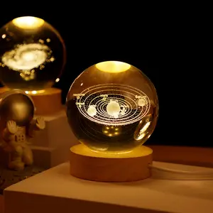 Lampe de nuit en forme de boule de cristal d'art 3D en vente en gros Système solaire Veilleuses à led Décoration de base en bois lumineuse pour le bureau et la maison