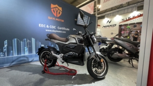 Motocicleta Scooter de Aluminio de 5000W y 72V con Velocidad de 90km/h y Pantalla Digital Inteligente Integrada - Product Image 2