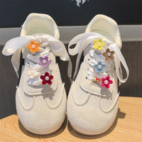 Nouvelle boucle décorative colorée pour lacets de chaussures, en forme de fleur, avec perles et cœur floqué, pour chaussures de filles, accessoires DIY à suspendre