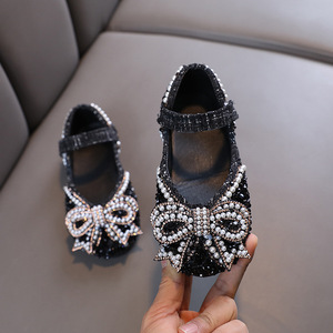 Moda verano rendimiento suave chica barato nuevo diseño zapatos perla diamantes de imitación brillante arco niños princesa niñas zapatos - Product Image 4
