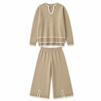 Ensemble deux pièces élégant en maille pour femme, idéal pour l'automne, le quotidien, le bureau ou la rue : pull col en V et pantalon large avec bordure contrastante