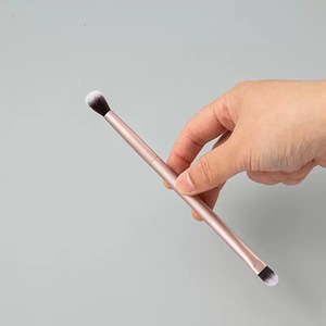 Pinceles de sombra de ojos planos en ángulo de alta calidad YRX, juego de pinceles de maquillaje para ojos con logotipo personalizado, pincel de ojos de doble punta suave y esponjoso - Product Image 4