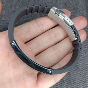 Bracelet de sport en silicone noir tendance pour homme, avec grand pendentif barre vierge gravable, personnalisable avec logo, en laiton plaqué or 18 carats - Product Image 6