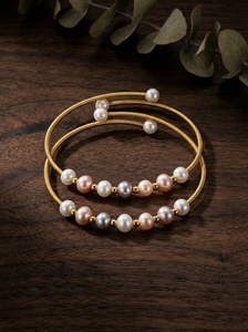 Daily Elegance กำไลข้อมือมุกหลายสีเคลือบทอง 18K – กำไลเปิดแบบมินิมอลทำมือสำหรับผู้หญิง ออกแบบที่ฮ่องกง - Product Image 3