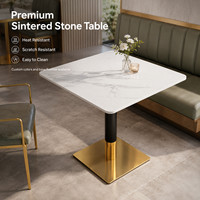 Table à manger de luxe en marbre, plateau carré en pierre frittée de 70 cm avec base noire et dorée pour hôtel, restaurant et bar