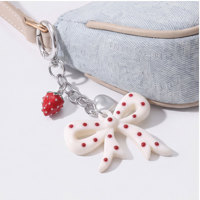 Breloque de sac à pois fraise blanche, pendentif cœur en émail fraise et perle, porte-clés mignon pour femme, décoration de sac à main