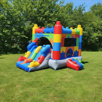 Structure gonflable personnalisée avec toboggan et piscine au choix