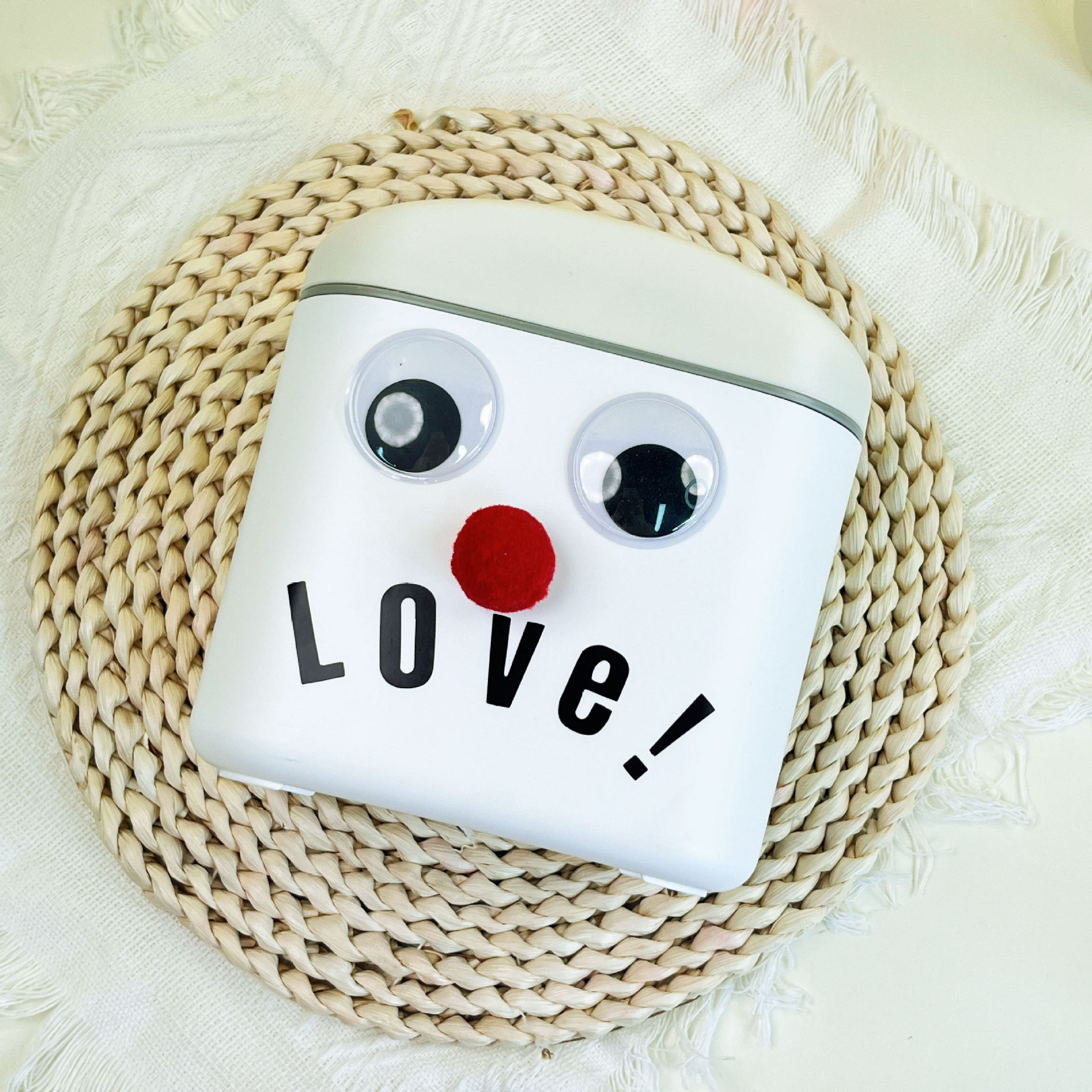 Yeux, nez et lettres autocollants blancs et gris