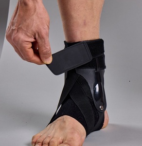 Attelle <span class=keywords><strong>de</strong></span> <span class=keywords><strong>cheville</strong></span> réglable <span class=keywords><strong>de</strong></span> haute qualité pour la prévention des blessures et la <span class=keywords><strong>rééducation</strong></span> des entorses, avec protections intégrées - Product Image 1
