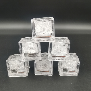 Bán buôn tùy chỉnh vuông nước kích hoạt không thấm nước nhựa tái sử dụng nhấp nháy ánh sáng lên LED ICE CUBE cho đồ uống cocktail Bourbon - Product Image 2