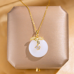 <span class=keywords><strong>Collana</strong></span> Vintage Placcata <span class=keywords><strong>Oro</strong></span> con Giada Bianca e Verde, Trendy <span class=keywords><strong>Collana</strong></span> con Ciondolo in Giada Verde in Acciaio Inossidabile per Ragazze - Product Image 2