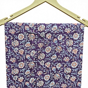 Tissu en coton imprimé à la main à motifs floraux violets, textile botanique indien fait main pour robe, Kurti, décoration intérieure - Product Image 1