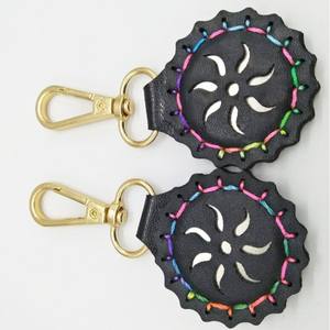 Llavero de cuero con mosquetón y colgante magnético redondo con diseño tallado Ztc444 - Product Image 1