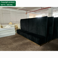 Sofá VIP para Discoteca, Tapizado en Terciopelo Negro, Respaldo Alto, con Mesa de Centro con Logotipo LED Iluminado, para Bar o Salón