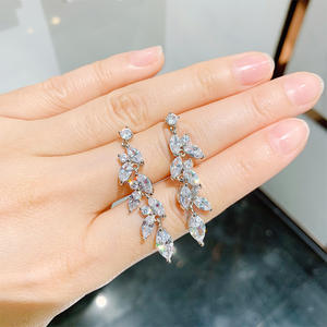 Boucles d'oreilles pendantes de luxe pour femmes, en argent 925 plaqué rhodium, avec cristaux et sertissage griffe, couleur blanc champagne - Product Image 4