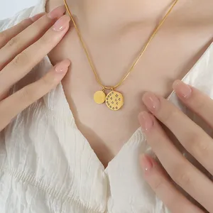 Elegante Collar con Colgante de Moda de Acero de Titanio con Baño de Oro de 18K, Grabado de Buena <span class=keywords><strong>Suerte</strong></span>, Etiqueta Redonda con Incrustaciones de Pequeños Circones en Forma de Luna - Product Image 5