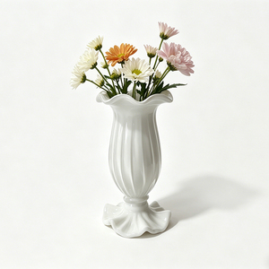 Vaso in Vetro Rosa Satinato con Base Ondulata Fatto a Mano, Porta Fiori per Tavoli da Matrimonio e Decorazioni per la Casa - Product Image 4