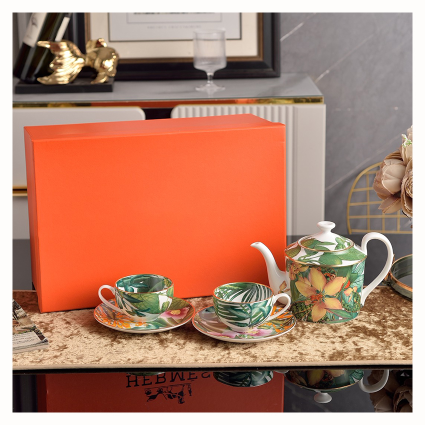 2 tasses à café en porcelaine fine et 1 théière
