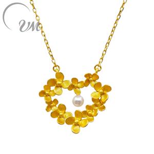 Collar con Colgante Minimalista en Forma de Flor, Chapado en Oro sobre Plata 925, con Perla Natural de Agua Dulce, Unisex, para Uso Diario, Bodas y Fiestas, de UM Jewelry - Product Image 1