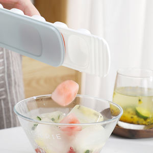 ถาดน้ำแข็งพลาสติกเกรดอาหารพร้อมฝาปิดเครื่องมือทำน้ำแข็งพลาสติกเป็นมิตรกับสิ่งแวดล้อมสำหรับเครื่องดื่มเย็นๆแบบโฮมเมดในฤดูร้อน - Product Image 5