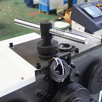 Cintreuse d'angle pour tuyaux de CVC, à rouleaux de formage trempés, pour des arcs lisses sans torsion ni déformation