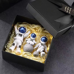 Astronaut Figurine Miniature Resin Craft Desktop Ornament Valentine'S Day Gift - Product Image 3