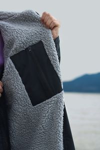 Al por mayor: Bata de cambio con capucha extragrande, cálida e impermeable, para piscina y playa, forrada con forro polar Sherpa, Poncho de surf de tela reciclada - Product Image 3