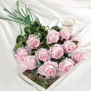Per Uso di Emergenza: Composizione Floreale Artificiale a Cascata di Rose in Velluto Rosso, Regalo per San Valentino e Matrimoni - Product Image 3